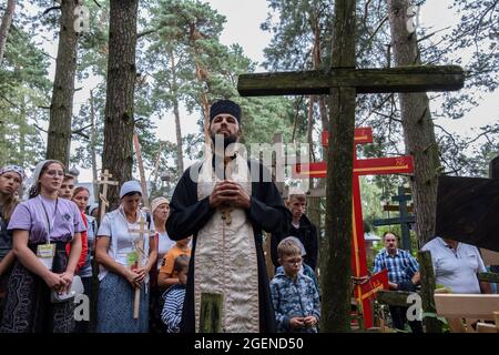 Ein orthodoxer Priester sah, wie er mit den Gläubigen zur Feier der Verklärung Jesu Christi beten konnte.jedes Jahr findet auf dem Heiligen Berg von Grabarka die Hauptfeier des orthodoxen Festes, die Verklärung Jesu Christi, statt. Über 10,000 Gläubige kamen in diesem Jahr zum Gebet auf den heiligen Berg. Stockfoto