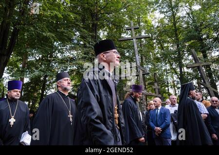 Orthodoxe Priester sahen, wie sie durch die Kirche gingen.jedes Jahr findet die Hauptfeier des orthodoxen Festes, die Verklärung Jesu Christi, auf dem Heiligen Berg von Grabarka statt. Über 10,000 Gläubige kamen in diesem Jahr zum Gebet auf den heiligen Berg. Stockfoto