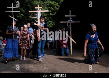 Grabarka, Polen. August 2021. Gläubige gehen mit Kreuzen und religiösen Symbolen während der Prozession um die Kirche herum.jedes Jahr findet die Hauptfeier des orthodoxen Festes, die Verklärung Jesu Christi, auf dem Heiligen Berg von Grabarka statt. Über 10,000 Gläubige kamen in diesem Jahr zum Gebet auf den heiligen Berg. (Bild: © Wojciech Grabowski/SOPA Images via ZUMA Press Wire) Stockfoto