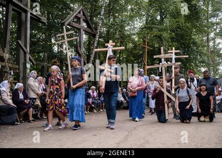 Grabarka, Polen. August 2021. Gläubige gehen mit Kreuzen und religiösen Symbolen während der Prozession um die Kirche herum.jedes Jahr findet die Hauptfeier des orthodoxen Festes, die Verklärung Jesu Christi, auf dem Heiligen Berg von Grabarka statt. Über 10,000 Gläubige kamen in diesem Jahr zum Gebet auf den heiligen Berg. (Foto von Wojciech Grabowski/SOPA Images/Sipa USA) Quelle: SIPA USA/Alamy Live News Stockfoto