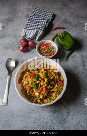 Arroz la Mexicana oder gelber mexikanischer Reis mit Gemüse und Hackfleisch. Stockfoto