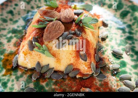 Fotovorstellung der veganen Küche einer süßen Creme Karamell mit Mandeln, Kürbiskernen und Paprika Stockfoto