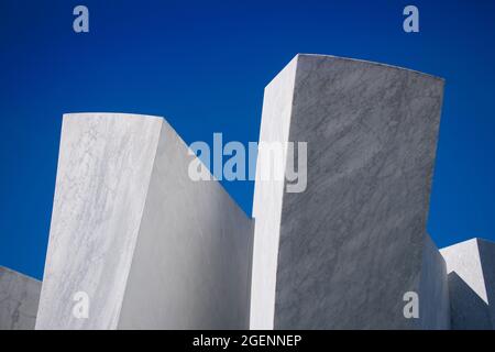 Ausstellung einer Reihe von Marmorblöcken aus Carrara Stockfoto