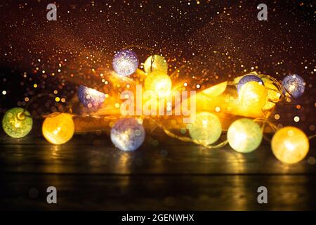 Buchen. Geöffnetes Zauberbuch mit magischem Licht. Abstraktes Zauberbuch auf Holzhintergrund. Stockfoto