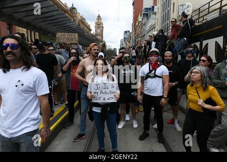 Melbourne, Australien, 21. August 2021. Während der Freiheitsdemonstration am 21. August 2021 in Melbourne, Australien, stehen Demonstranten vor der Flinders Street Station. Freiheitsproteste werden im ganzen Land als Reaktion auf die COVID-19-Beschränkungen der Regierungen und die fortgesetzte Abschaffung von Freiheiten abgehalten. Quelle: Michael Currie/Speed Media/Alamy Live News Stockfoto