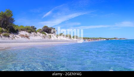 Die schönsten Sandstrände Apuliens in Italien: Alimini Beach an der Küste des Salento. Stockfoto