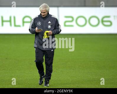 Arena auf Schalke Gelsenkirchen Deutschland 19.11.2002, Fußball: Trainingseinheit Deutsche Nationalmannschaft - Rudi Voeller, Stockfoto