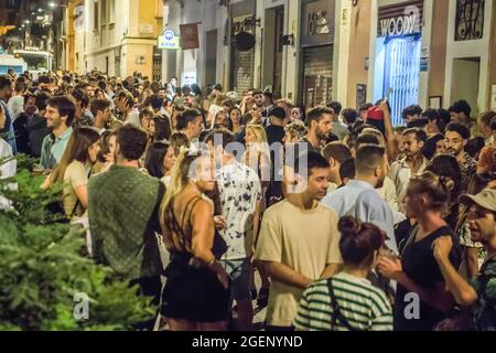 Barcelona, Spanien. August 2021. Die Leute haben Spaß und trinken während der Ausgangssperre an der Plaza del Sol im Stadtteil Gracia in Barcelona. In der letzten Nacht des traditionellen Festivals des Viertels Gracia in Barcelona und am ersten Freitag seit dem Ende der Ausgangssperre in der Stadt hat die Polizei Menschenmengen aus verschiedenen Punkten in der Nachbarschaft evakuiert. Kredit: SOPA Images Limited/Alamy Live Nachrichten Stockfoto