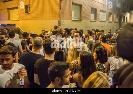 Barcelona, Spanien. August 2021. Die Leute haben Spaß und trinken während der Ausgangssperre an der Plaza del Sol im Stadtteil Gracia in Barcelona. In der letzten Nacht des traditionellen Festivals des Viertels Gracia in Barcelona und am ersten Freitag seit dem Ende der Ausgangssperre in der Stadt hat die Polizei Menschenmengen aus verschiedenen Punkten in der Nachbarschaft evakuiert. Kredit: SOPA Images Limited/Alamy Live Nachrichten Stockfoto