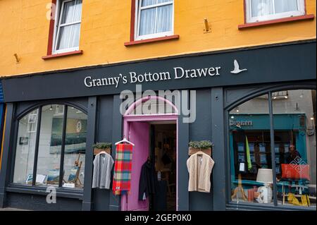 Kinsale, Irland - 13. Juli 2021: Das Schild für Granny's unteres Schubladengeschäft in Kinsale Stockfoto