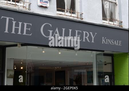 Kinsale, Irland - 13. Juli 2021: Das Schild für die Galerie in Kinsale Stockfoto