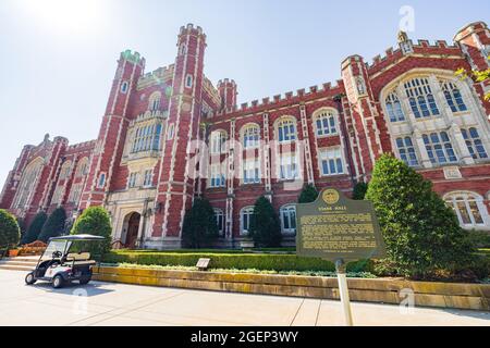 Oklahoma, 10. AUGUST 2021 - Außenansicht der Evans Hall der University of Oklahoma Stockfoto