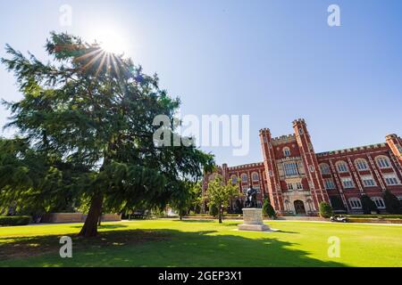 Oklahoma, 10. AUGUST 2021 - Außenansicht der Evans Hall der University of Oklahoma Stockfoto