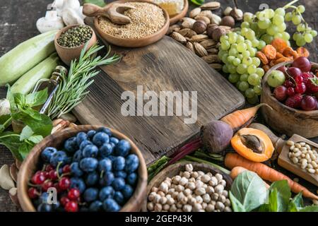 Große Sammlung der weltweit gesündesten Lebensmittel sehr hoch in Antioxidantien, Anthocyane, Ballaststoffe, Protein, Omega-3, Lycopin, Vitamine, Mineralstoffe. Anlage Stockfoto