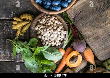 Große Sammlung der weltweit gesündesten Lebensmittel sehr hoch in Antioxidantien, Anthocyane, Ballaststoffe, Protein, Omega-3, Lycopin, Vitamine, Mineralstoffe. Anlage Stockfoto