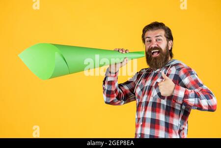 Marketing und Werbung. Reifer Kerl in karierten Hemd mit Papier-Megaphon. Stilvolle männliche Nutzung Lautsprecher. Sprechen Sie laut. Bärtiger Mann mit wichtig Stockfoto