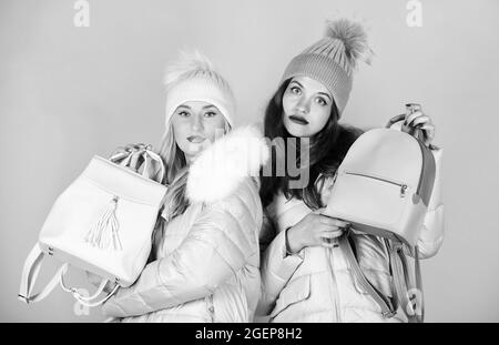 Wählen Sie Ihre Farbe. Mädchen in Beanie mit Ledertasche. Grippe und Kälte. Saisonale Einkaufen. Winterbekleidung Mode. Daunenjacke. Frohe Winterferien Stockfoto