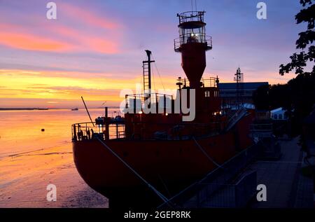 21/08/2021 Gravesend UK Morgenröte über der Themse in der Nähe von Gravesend. Die Abbildung zeigt Light Vessel LV 21. Dieses Wochenende ist International Lighthouse & Stockfoto