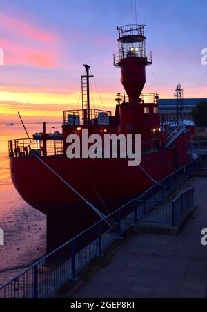 21/08/2021 Gravesend UK Morgenröte über der Themse in der Nähe von Gravesend. Die Abbildung zeigt Light Vessel LV 21. Dieses Wochenende ist International Lighthouse & Stockfoto