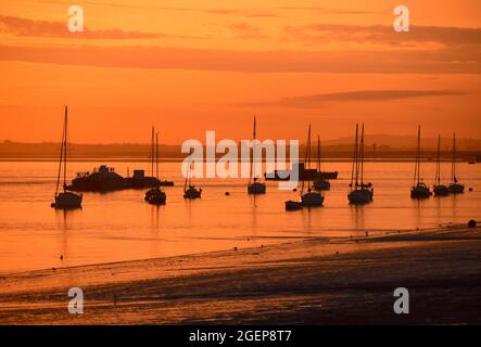 21/08/2021 Gravesend UK Morgenröte über der Themse in der Nähe von Gravesend. Stockfoto