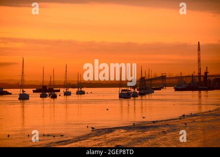 21/08/2021 Gravesend UK Morgenröte über der Themse in der Nähe von Gravesend. Stockfoto