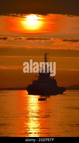 21/08/2021 Gravesend UK Morgenröte über der Themse in der Nähe von Gravesend. Stockfoto