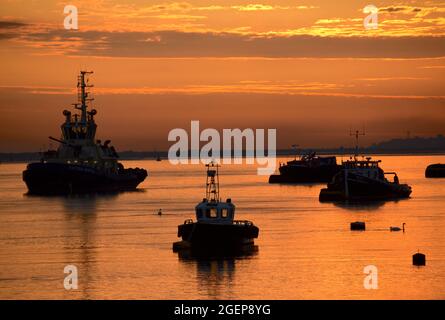 21/08/2021 Gravesend UK Morgenröte über der Themse in der Nähe von Gravesend. Stockfoto