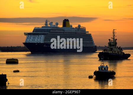 21/08/2021 Gravesend UK Morgenröte über der Themse in der Nähe von Gravesend. Bild zeigt das Kreuzschiff Spirit of Discovery in Gravesend Reach. Stockfoto