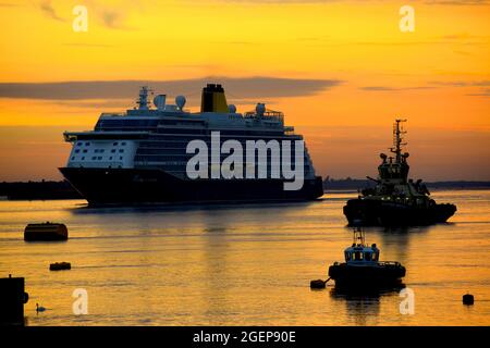 21/08/2021 Gravesend UK Morgenröte über der Themse in der Nähe von Gravesend. Bild zeigt das Kreuzschiff Spirit of Discovery in Gravesend Reach. Stockfoto