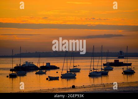 21/08/2021 Gravesend UK Morgenröte über der Themse in der Nähe von Gravesend. Stockfoto