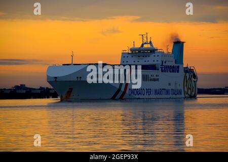 21/08/2021 Gravesend UK Morgenröte über der Themse in der Nähe von Gravesend. Bild zeigt RO-RO Frachtschiff Alf Pollak. Stockfoto