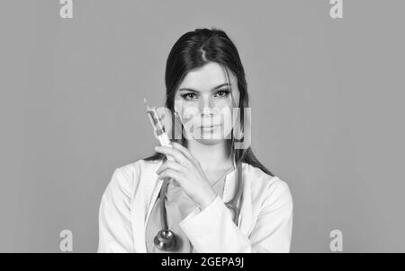 Mädchen Arzt verwenden Spritze im Krankenhaus. Krankenschwester machen Injektion. Grippe oder Grippe. Immunität und Gesundheitsversorgung. Virusinfektionstest. hpv-Impfstoff. Coronavirus Stockfoto
