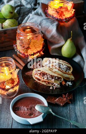 Crepes gefüllt mit Schokolade und Quark. Partygericht Stockfoto