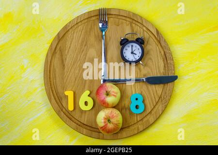 Intermittierendes Fasten 16:8 Uhr. Beliebter Gesundheits- und Fitness-Trend. Flach liegend. Gesunde Ernährung, Gewichtsverlust Stockfoto