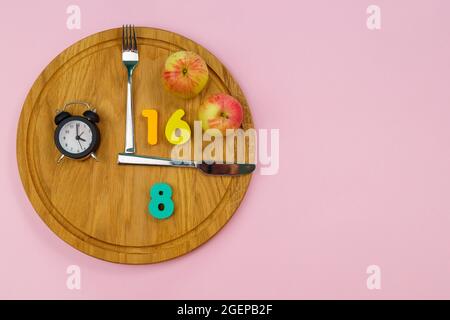 Intermittierendes Fastenkonzept 16:8. Intermittierendes Fasten wird häufig zum Abnehmen oder zur Kontrolle von Diabetes eingesetzt. Speicherplatz kopieren Stockfoto