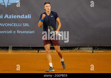 Verona, Italien. August 2021. Holger Vitus Nodskov Rune (Dänemark) während der ATP80 Challenger Verona - Freitag, Tennis Internationals in Verona, Italien, August 20 2021 Quelle: Independent Photo Agency/Alamy Live News Stockfoto