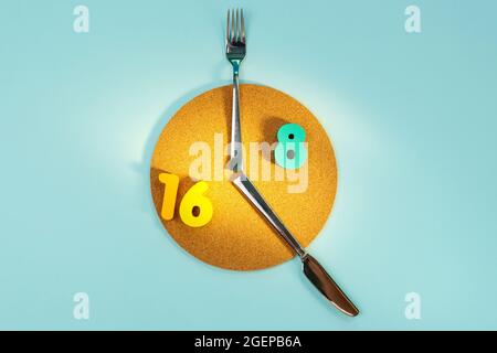 Intermittierendes Fastenkonzept 16:8. Intermittierendes Fasten wird häufig zum Abnehmen oder zur Kontrolle von Diabetes eingesetzt. Stockfoto