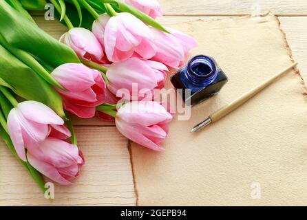 Rosa Tulpen, Vintage Blatt Papier, Tintenfass und Stift. Speicherplatz kopieren. Stockfoto