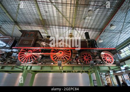 Alter Dampf die Rhijnboog-Lokomotive (NRS 107, Baujahr 1889) im Spoorwegmuseum, Utrecht, Niederlande Stockfoto