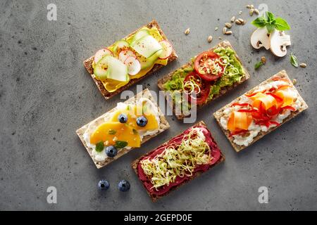 Draufsicht auf appetitlich sortierte gesunde Knäckebrot-Toasts mit Obst und Gemüse Stockfoto