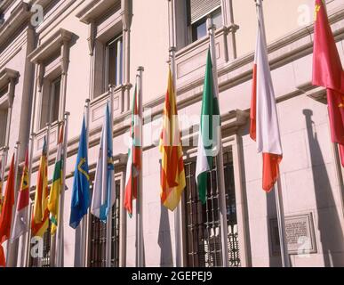 BANDERAS AUTONOMICAS EN LA FACHADA PRINCIPAL DEL SENADO EN LA PLAZA DE LA MARINA. Lage: SENADO-EXTERIOR. MADRID. SPANIEN. Stockfoto