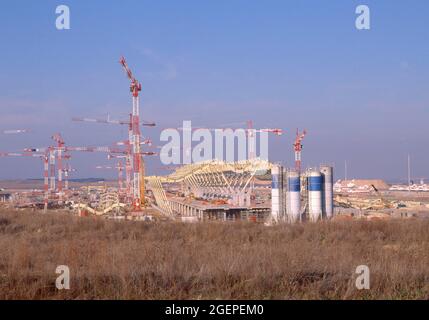 OBRAS DE LA NUEUTA TERMINAL DEL AEROPUERTO - 2001. AUTOR: ANTONIO LAMELA / RICHARDROGER. LAGE: AEROPUERTO DE BARAJAS. MADRID. SPANIEN. Stockfoto