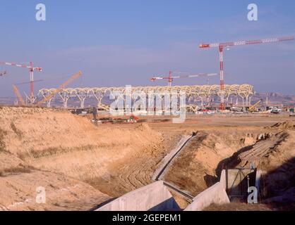 OBRAS DE LA NUEUTA TERMINAL DEL AEROPUERTO - 2001. AUTOR: ANTONIO LAMELA / RICHARDROGER. LAGE: AEROPUERTO DE BARAJAS. MADRID. SPANIEN. Stockfoto