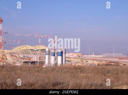 OBRAS DE LA NUEUTA TERMINAL DEL AEROPUERTO - 2001. AUTOR: ANTONIO LAMELA / RICHARDROGER. LAGE: AEROPUERTO DE BARAJAS. MADRID. SPANIEN. Stockfoto