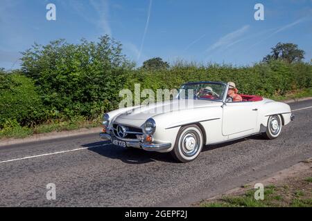 1962 60er Jahre weißes Mercedes Benz 190 1900cc Benzin-Cabrio auf dem Weg zur Capesthorne Hall classic July Car Show, Ceshire, UK Stockfoto