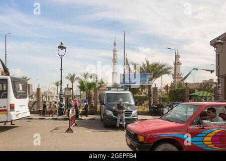 Luxor, Ägypten - 20. April 2020: Eine geschäftige Straße in einer ägyptischen Stadt Stockfoto
