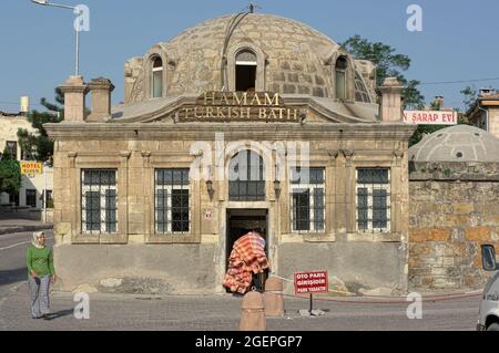 Steinarchitektur in der Türkei des traditionellen türkischen Bades (Hamam, Hammam) in der Altstadt von Urgup, Kappadokien Stockfoto