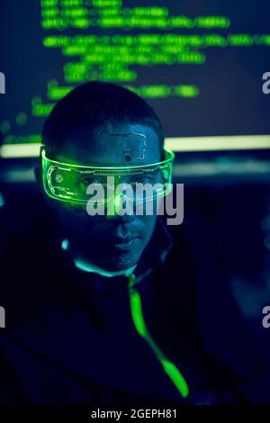 Porträt eines Cyber-Hackers, der Informationen mithilfe eines Computers raubt. Cyberkriminalität und Datensicherheitskonzept. Stockfoto