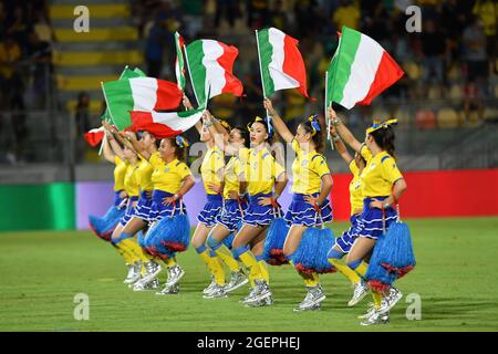 Frosinone, Italien. August 2021. Cheerleader (Frosinone) beim italienischen Spiel der Serie B zwischen Frosinone 2-2 Parma im Renato Stirpe Stadium am 20. August 2021 in Frosinone, Italien. Kredit: Maurizio Borsari/AFLO/Alamy Live Nachrichten Gutschrift: Aflo Co. Ltd./Alamy Live Nachrichten Stockfoto