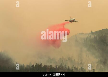 Milford, Usa. August 2021. Ein DC-10 Air-Tanker fällt feuerhemmend über das Dixie-Feuer. Ein Stichprobenbrand aus dem Dixie-Feuer breitet sich auf den Highway 395 aus. CAL Fire berichtet, dass das Dixie Fire mittlerweile über 700,000 Acres gewachsen ist. Die Brandursache wird noch untersucht. Kredit: SOPA Images Limited/Alamy Live Nachrichten Stockfoto